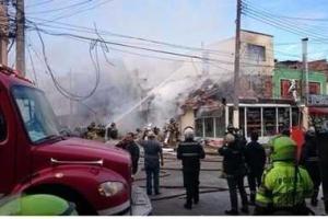 В Колумбии самолет рухнул прямо на жилые дома