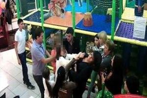 Праздник "удался": в России разъяренные мамаши устроили массовую драку на глазах у детей