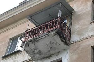 Рассыпающийся обветшалый балкон чуть не убил москвичку, женщина попала в реанимацию