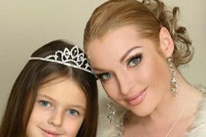 Анастасия Волочкова с ранних лет приучает дочь к откровенным фотосессиям