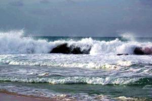 ЧП в Крыму: из-за шторма в Керченском проливе перевернулся катер, поиски людей продолжаются