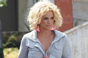 Бритни Спирс шокировала фанов неприличным жестом