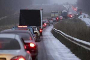 Предприимчивые автомобилисты организовали на КПВВ новый "бизнес"