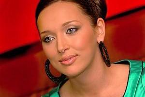 Изысканная Алсу не перестает удивлять поклонников шикарными образами