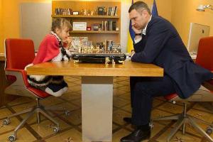 Мэр Киева сразился в шахматы с юной киевлянкой и успешно продул блиц-партию