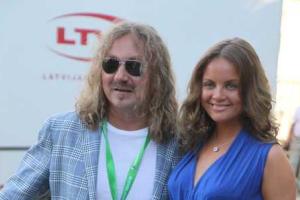 Жена Игоря Николаева показала фото из "беременной" фотосессии