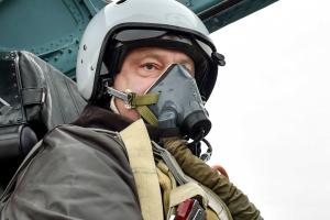 Порошенко взмыл в небо над Запорожьем на новом истребителе Су-27