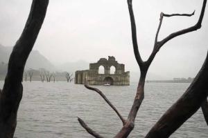 В Мексике сильная засуха позволила 400-летнему храму "всплыть" из-под воды