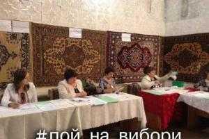 На просторах интернета живо обсуждают избирательный участок с Закарпатья, увешанный коврами