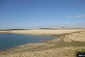 Одно из крупнейших водохранилищ Крыма продолжает стремительно мельчать