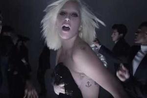 Эпатажная Леди Гага стала моделью в показе коллекции американского дизайнера