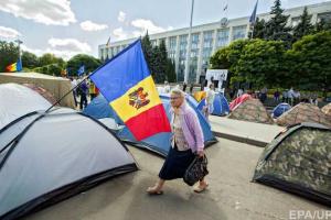 В Молдове набирает обороты революция белых хризантем