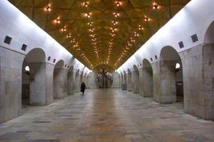 На московской станции метро "Авиамоторная" 19-летнему пассажиру прострелили голову