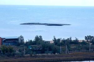 Недалеко от Керченского пролива проснулся грязевой вулкан и вырос остров. Видео