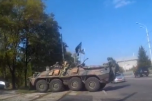 Лихие боевики на БТР с пиратским флагом заблокировали движение в Донецке