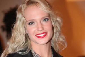 Глюкоза сверкнула ножками в потрясающем "голом" платье