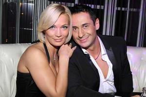 Стас Костюшкин вышел в свет с беременной женой