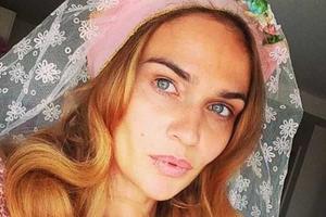 Красотку Алену Водонаеву фанаты приняли за маму друга