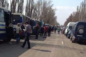 В Донецк потянулись вереницы переселенцев: желающие вернуться в родной город создают громные очереди на КПП