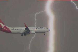 В Сеть попал ролик на котором показан самолет, встретившийся с молнией 