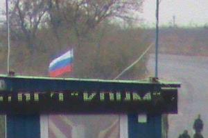 На границе с Крымом российские военные переместили свой блокпост ближе к украинским активистам