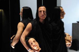 На Неделе Парижской моды скандальный дизайнер выпустил моделей на подиум в позе "69"