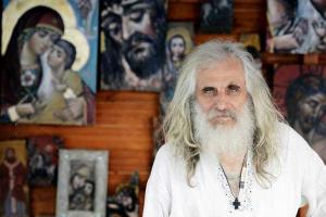 На стенах домов в прифронтовой Авдеевке львовский художник создает иконы