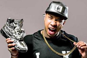 Американский рэпер Tyga представил публике серебряные светящиеся кроссовки 