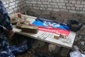Правоохранители изъяли боеприпасы из тайника, оборудованного в заброшенном доме в зоне АТО