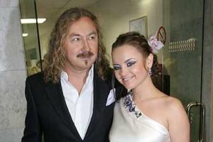 Игорь Николаев забрал из роддома жену и новорожденную дочь