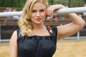 Поклонникам очень не нравится, как одевается Анна Семенович