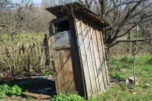 Нелепая смерть: в Ростове-на-Дону в деревянном туалете утонул молодой мужчина