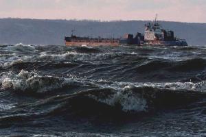 Шторм в Керченском проливе: люди мерзнут и нервничают, торговцы - ликуют