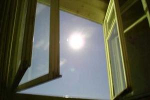 В Киеве пенсионерка выжила, сиганув из окна девятого этажа