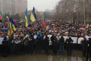 В Кривом Роге на митинг стекаются противники избрания мэром города оппозиционера Вилкула