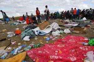 В Европе беженцы в транзитных пунктах оставляют после себя тонны мусора