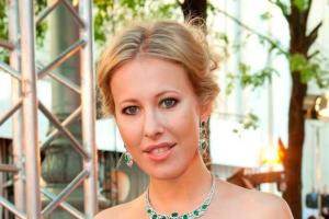 Светская львица Ксения Собчак удивила поклонников нелепым нарядом