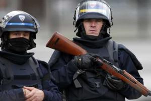 Во Франции введен режим чрезвычайного положения: после парижских терактов задержано 165 человек