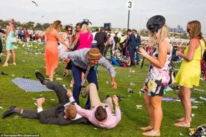 Самые богатые и знаменитые люди Австралии "оторвались" на финале Мельбурнского Кубка по верховой езде