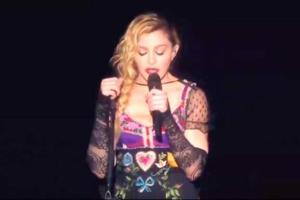 Певица Мадонна на сцене плакала, вспоминая жуткую трагедию в Париже