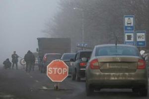 Ситуация на КПВВ из-за обстрелов боевиков усложняется: пункты работают с перебоями, очередь растет
