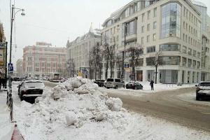 Москва парализована: из-за сильного снегопада много аварий, пробки на дорогах и отмена авиарейсов