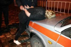 Во Львове пьяные женщины устроили дебош в ночном клубе, накинулись на полицию и покалечили авто