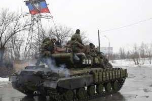 Боевики "ДНР" оборудуют новые позиции для бронетехники и гоняют танки по Донецку 