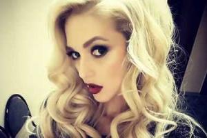 Участница группы "ВИА Гра" примерила свадебное платье