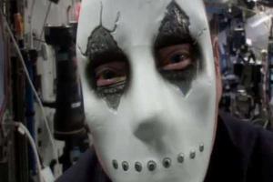 Американский астронавт поздравил землян с Хеллоуином с космической станции