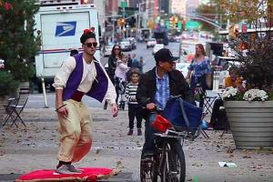 По улицам Нью-Йорка, удивляя людей, "пролетел" на ковре Аладдин