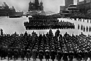 На Красной площади в Москве состоялся марш в память о военном параде 7 ноября 1941 года