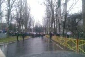 Жители Харцызска митингуют против решения "властей ДНР" закрыть трубный завод и перенести его в Москву