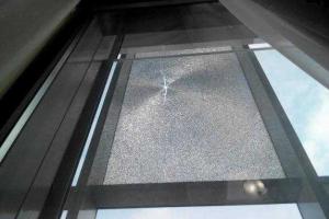 Журналистам продемонстрировали "раненое" окно в кабинете Шокина 